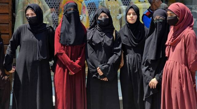 Para siswi di Kashmir yang berunjuk rasa di sebuah sekolah di Srinagar, India/Net