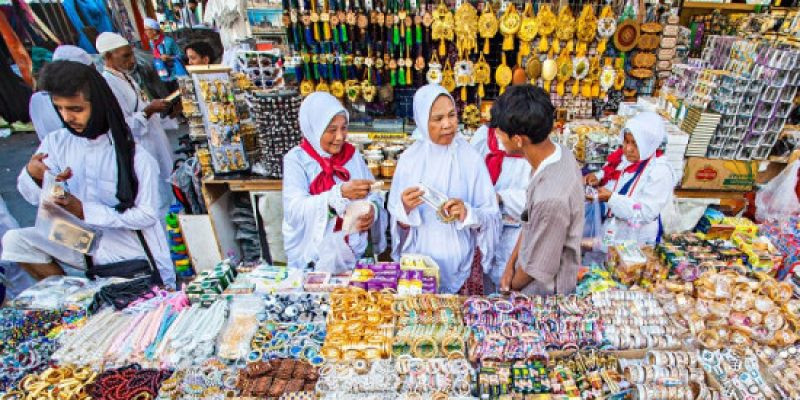 Sejumlah jemaah haji berkumpul untuk mencari oleh-oleh/Net