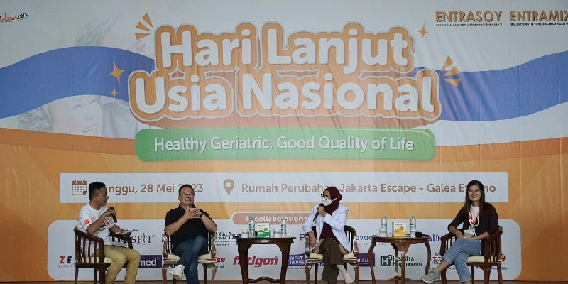 (Kedua kiri ke kanan): Prof. Rhenald Kasali (Founder Rumah Perubahan), dr. Ika Fitriana (Dokter Spesialis Penyakit dalam & Konsultan Geriatri, dan Airin Levirna (Owner Entramix & Entrasoy)