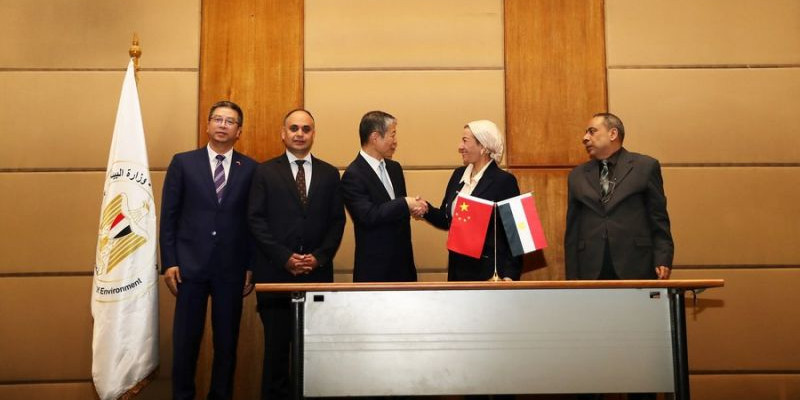 Dubes China untuk Mesir bersalaman dengan Menteri Lingkungan Hidup Mesir/ Xinhua