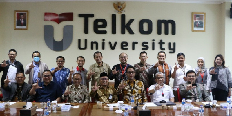 Bersama Universitas Telkom Bandung, JIP terus berupaya mengenalkan konsep smart city kepada akademisi/Ist