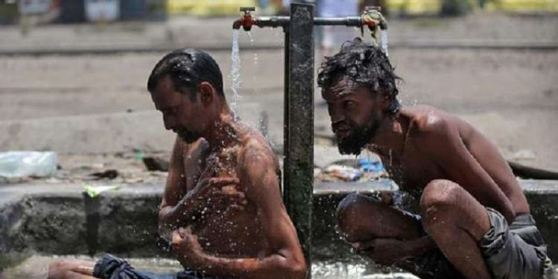 Warga India mencoba untuk membasahi tubuh, mengurangi imbas cuaca panas yang menerjang wilayahnya dalam beberapa bulan terakhir/Net