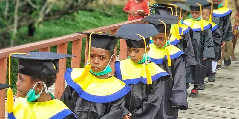 Sejumlah murid taman kanak-kanak mengenakan seragam wisuda (toga) untuk menjalani prosesi kelulusan mereka/Net 