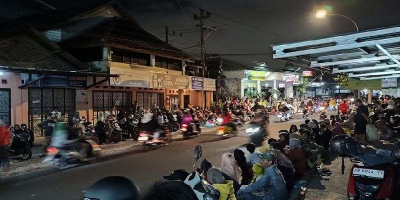 Warga Yogyakarta berkumpul di pinggir jalan usai mengalami guncangan akibat gempa bumi bermagnitudo 6,4, Jumat (30/6) malam/Net