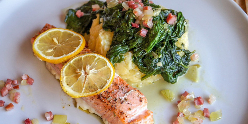 Hidangan salmon dan bayam/Pixabay