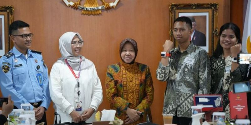 Gruwi, gelang khusus bagi penyandang disabilitas rungu dan wicara, diperkenalkan oleh Mensos tri Rismaharini, Senin (3/7)/Net