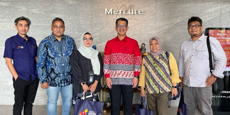 CEO Farah.id Teguh Santosa (dua dari kiri) bersama CEO Invest Selangor Berhard (ISB) Dato Hasan Hj Idris (kemeja merah) dalam pertemuan dengan redaksi media massa Indonesia, Rabu (5/7)/Farah