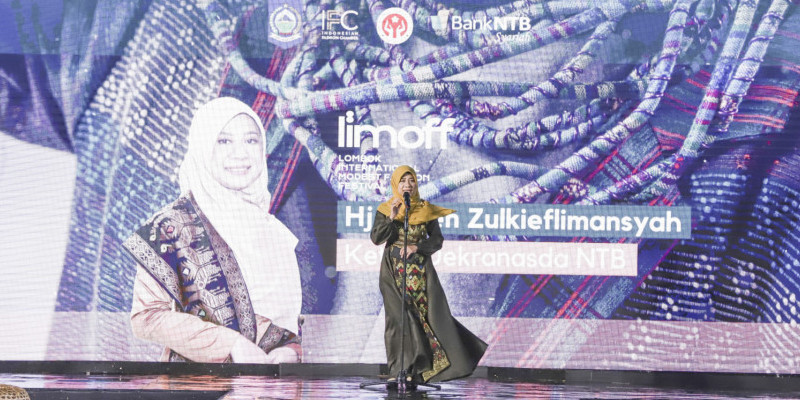 Ketua Dekranasda NTB sekaligus Founder LIMOFF Niken Zulkieflimansyah membuka gelaran LIMOFF 2023 di Hotel Merumatta, Senggigi, Lombok, Kamis (6/7)/Ist