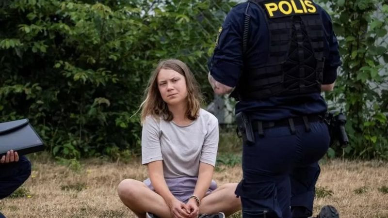 Greta Thunberg saat beraksi memblokadi pelabuhan minyak di Malmo, Swedia, 19 Juni 2023/AFP 