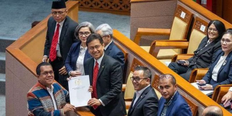 Menkes Budi Gunadi Sadikin saat menghadiri pengesahan RUU menjadi UU Kesehatan di Gedung DPR RI, Selasa (11/7)/Kemenkes