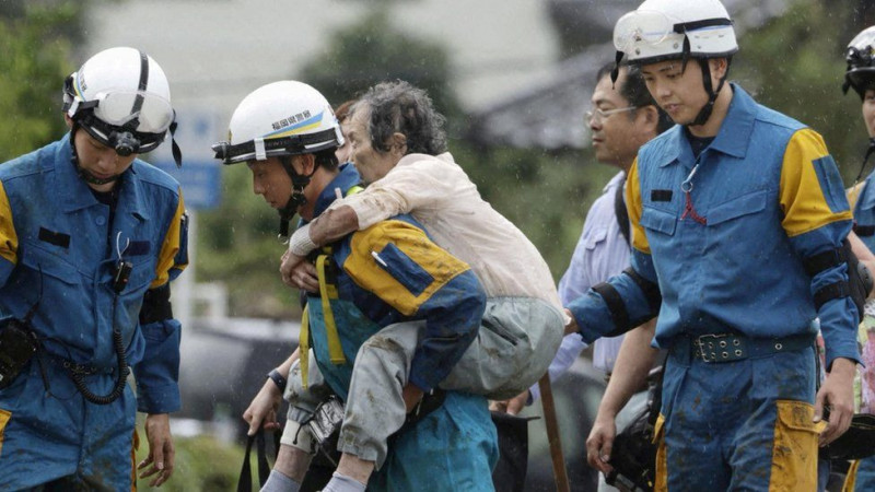 Penyelamatan korban banjir Jepang/Reuters
