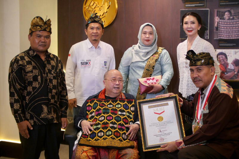 Jayasuprana menyerahkan piagam MURI kepada Pemda Sukarara atas rekor penenun terbanyak dalam acara 'Begawe Jelo Nyensek'/Ist