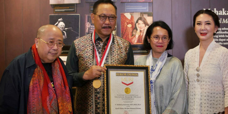 Bambang Susantono diganjar rekor MURI oleh Museum Rekor Indonesia. Piagam penghargaan diserahkan langsung oleh Jaya Suprana/Ist