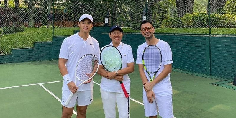 Sang legenda tenis Indonesia diapit Raffi Ahmad dan Dion Wiyoko/@yayukbasuki_
