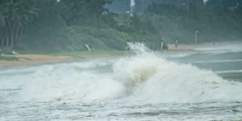 Topan Talim terjang pantai Boao, China/AFP