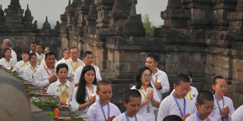 Kegiatan Pradaksina di Candi Borobudur/ Kemenag 