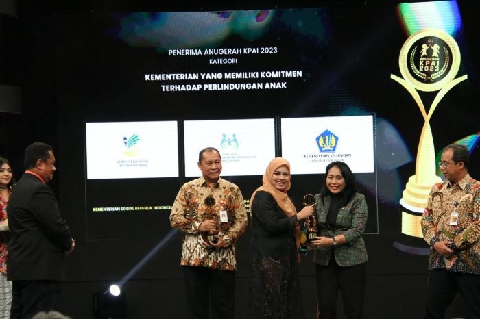 Menteri PPPA Bintang Puspayoga saat menerima anugerah KPAI 2023, Kamis (20/7) kemarin/Net