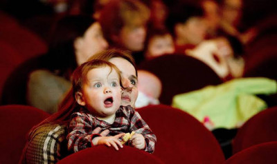 Jangan Berikan Obat Tidur, Gunakan Cara Ini Agar Anak Anteng Saat Diajak Nonton di Bioskop