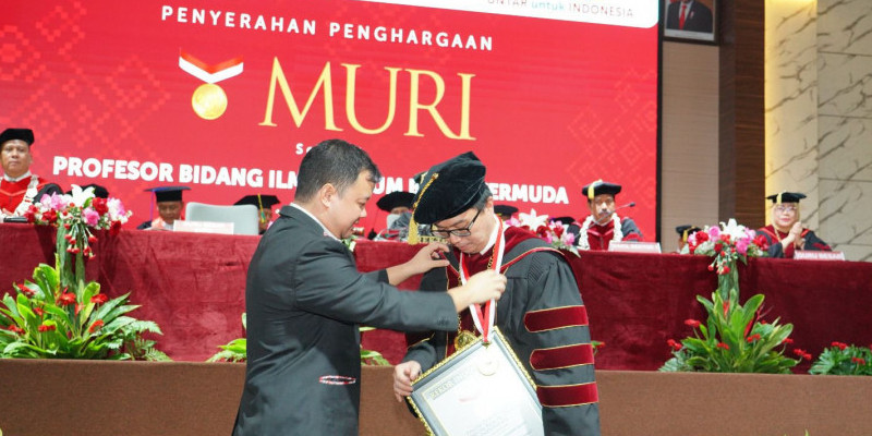 Prof Dr Ariawan Gunadi, SH, MH dikukuhkan sebagai Guru Besar termuda bidang Ilmu Hukum Bisnis, Senin (24/7) di Auditoriun Gedung Utama Universitas Tarumanagara/Ist