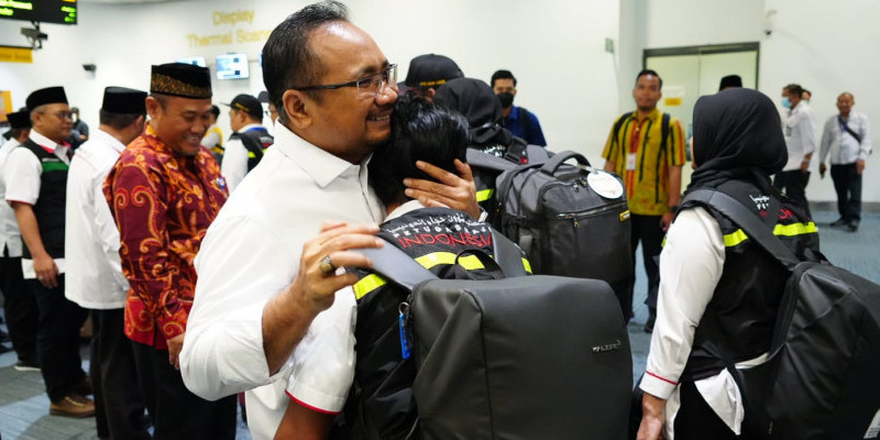 Petugas haji pulang ke Indonesia disambut Menag Yaqut/Kemenang