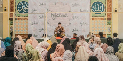Tausiah Koh Dennis “Memupuk Cinta Bersama Allah” dalam Pengajian Hijabers Community Bogor: Ambisi Dunia Tak Boleh Membuat Kita Jauh dari Sang Khalik