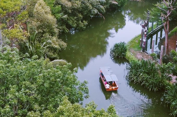 Naik perahu kayu di wahana Faunaland Ancol/Net