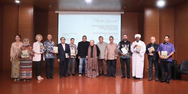 Teguh Santosa berfoto bersama Dubes dan tokoh publik/Agung Hadiawan