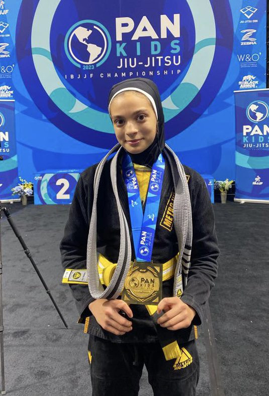 PENDUDUK asli Dearborn, Michigan, Amerika Serikat, Aaminah Abdrabboh, berhasil mencatatkan secara sebagai peraih medali emas di turnamen PAN Kids International Brazilian Jiu-Jitsu Federation (IBJJF)