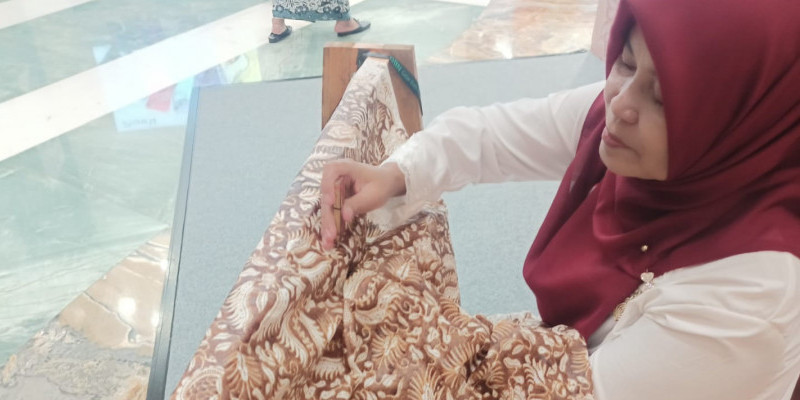  Perajin batik sepuh Sawinah melakukan teknis khusus complongan
