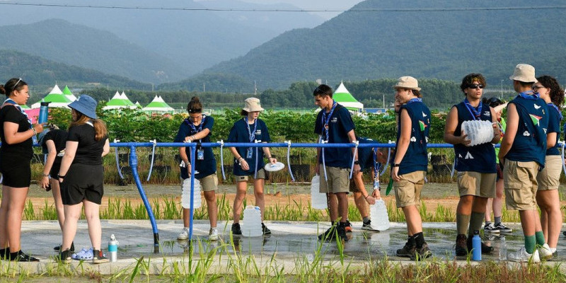 Para peserta Jambore Pramuka Internasional di Korea Selatan mengisi kantong-kantong air minum sebagai persiapan menghadapi cuaca ekstrem/Net