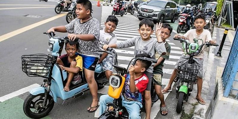 ilustrasi anak-anak menggunakan sepeda listrik di jalan raya/net 