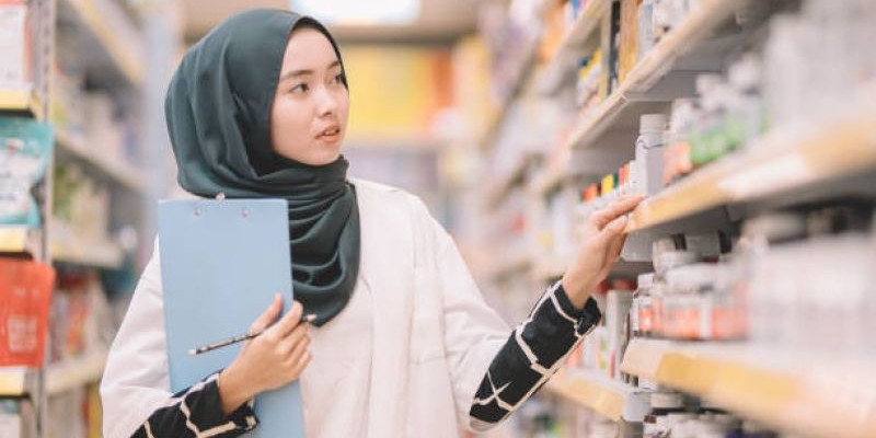 ilustrasi perempuan muslim melihat stok obat/ istok net 