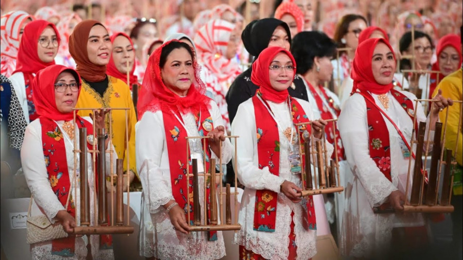 Ibu Iriana Joko Widodo beserta jajaran pengurus OASE KIM, ikut memeriahkan pagelaran saung angklung yang memecahkan rekor dunia, di Stadion Utama Gelora Bung Karno, 5 Agustus 2023/Net