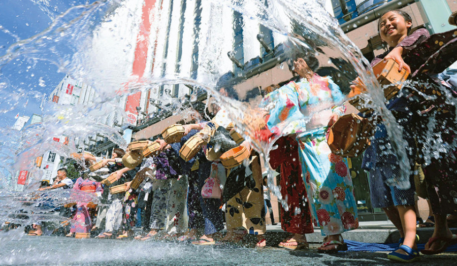 Warga Jepang dengan riang gembira melaksanakan tradisi uchimizu/Net