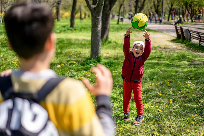 Bermain tangkap bola, salah satu permainan yang sangat digemari anak-anak/Pixabay