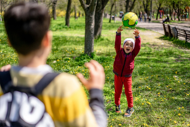 Bermain tangkap bola, salah satu permainan yang sangat digemari anak-anak/Pixabay