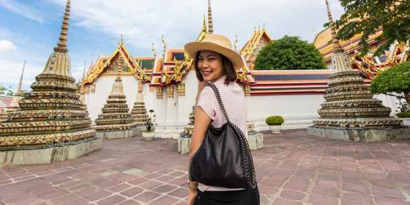 Wisatawan berswafoto di salah satu tempat ibadah di Thailand/net 