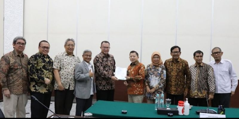 Ketua Umum ICMI menyerahkan usulan Tim Kelompok Kerja ICMI untuk RPJPN 2025-2045 kepada Menteri PPN/Kepala Bappenas Suharso Monoarfa di Kantor Kementerian PPN, Jakarta Pusat, Senin (14/8)/Ist