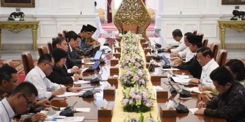 Presiden Joko Widodo memimpin rapat khusus bersama sejumlah kepala daerah dan menteri di Kabinet Indonesia Maju. Rapat dilaksanakan di Istana Merdeka, Senin (14/8)/Antara