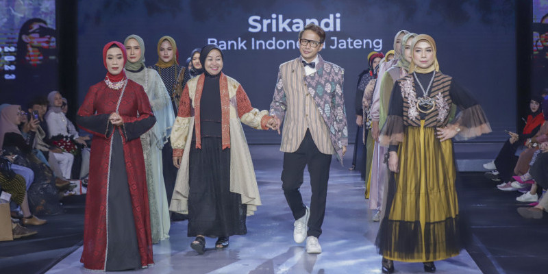 Srikandi Bank Indonesia Jawa Tengah, UMKM fesyen binaan Bank Indonesia perwakilan Jawa Tengah, ikut mementaskan hasil karyanya dalam closing fashion show SFT 2023, 12 Agustus 2023/Ist