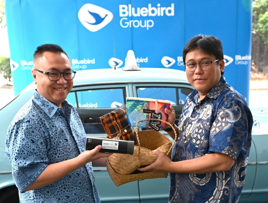 Yayasan WWF Indonesia memberikan cenderamata kepada PT Blue Bird Tbk atas kolaborasi ramah plastik pada kesempatan konferensi pers di Mampang Prapatan, Jakarta Selatan, Selasa (15/8)/Ist