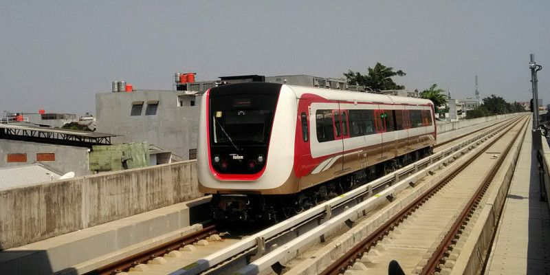 Kereta Lintas Raya Terpadu Jakarta (LRT) Saat melintas  di lintas rel terpadu yang beroperasi di DKI Jakarta/ wikipedia