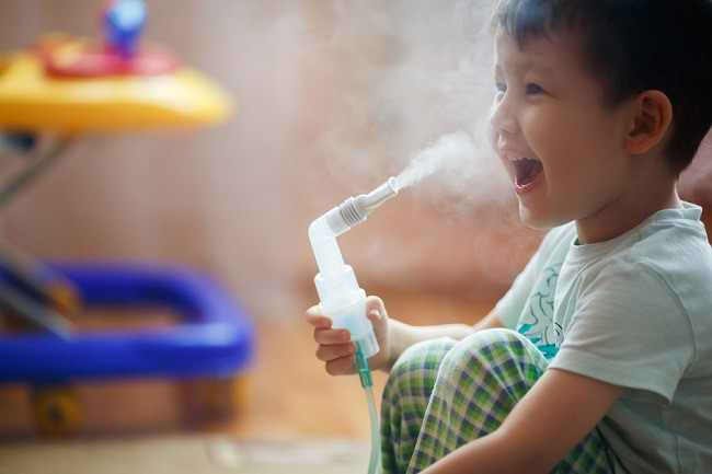 Banyak anak harus menjalani terapi uap karena mengalami sesak napas akibat udara yang buruk/Net