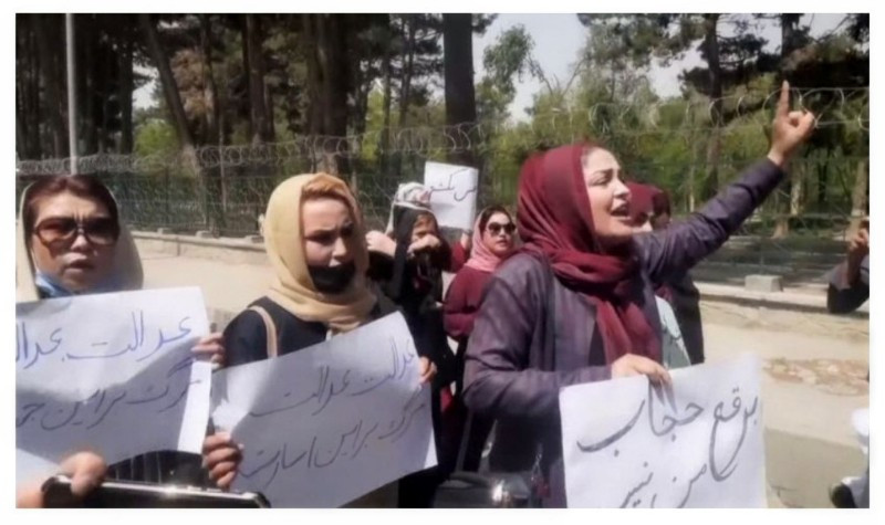 Sejumlah perempuan di Afghanistan berunjuk rasa untuk mendapatkan hak pendidikan/CNN