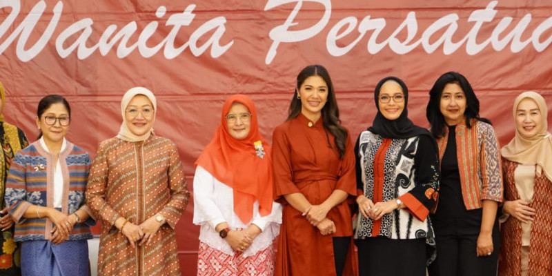 Penasihat DWP Kemenag, Eny Retno saat foto bersama pengurus DWP Pusat/Kemenag RI