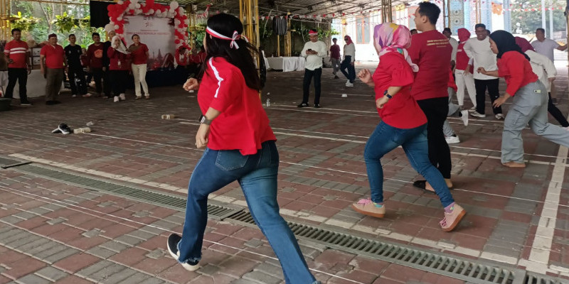 Priamanaya Grup mengadakan perlombaan yang diikuti oleh manajemen serta karyawan di kantornya Jalan Proklamasi Jakarta Pusat, Rabu (16/8)/Farah.id 