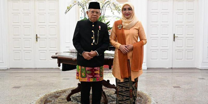 Wapres Ma'ruf Amin mengenakan Baju Demang khas Betawi, sementara ibu Wury menyelaraskannya dengan kebaya nasional/Biro Pers