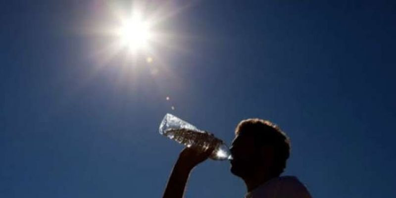 Suhu panas akan menyebabkan tubuh menjadi dehidrasi/ Getty Images