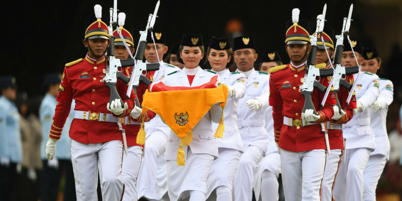 Anggota Pasukan Pengibar Bendera Pusaka (Paskibraka) Keyla Azzahra Purnama (tengah) membawa baki replika Bendera Pusaka bersama anggota Paskibraka lainnya/net