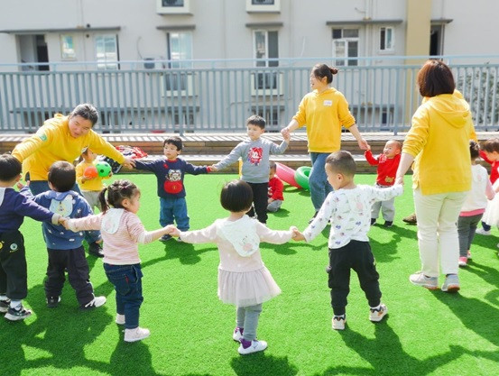 Para lansia mengajak anak-anak untuk bermain bersama di pusat penitipan anak/China Daily